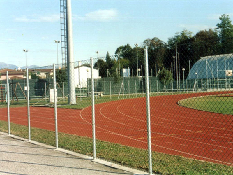 Recinzioni in rete metallica su cordolo