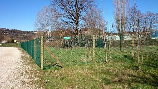 Recinzioni in rete metallica su plinto