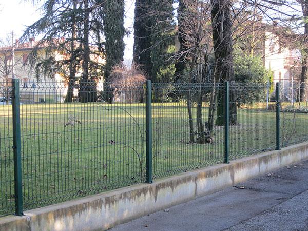 Recinzione a pannelli modulari in rete elettrosaldata e plasticata