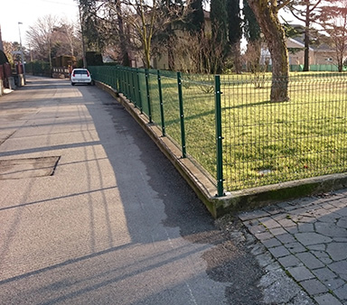 Recinzione a pannelli modulari in rete elettrosaldata e plasticata