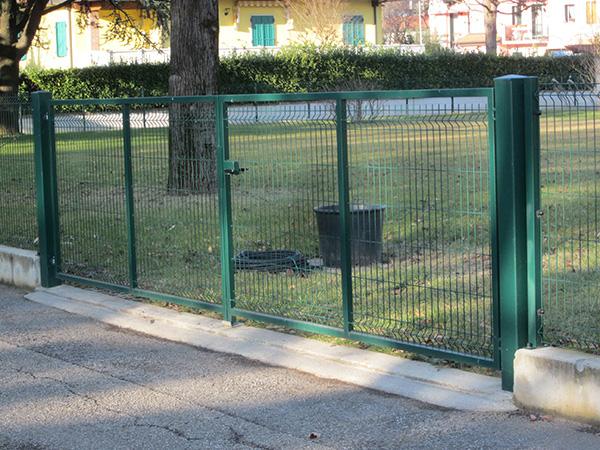Recinzione a pannelli modulari in rete elettrosaldata e plasticata