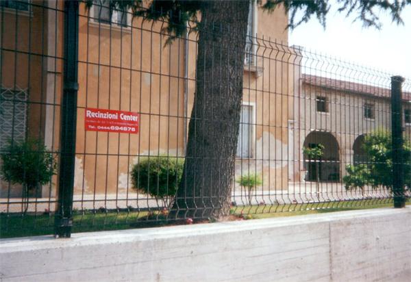 Recinzione a pannelli modulari in rete elettrosaldata e plasticata