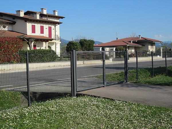 Recinzione a pannelli modulari in rete elettrosaldata
