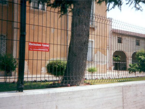 Recinzione a pannelli modulari in rete elettrosaldata e plasticata