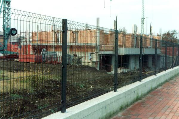 Recinzione a pannelli modulari in rete elettrosaldata e plasticata