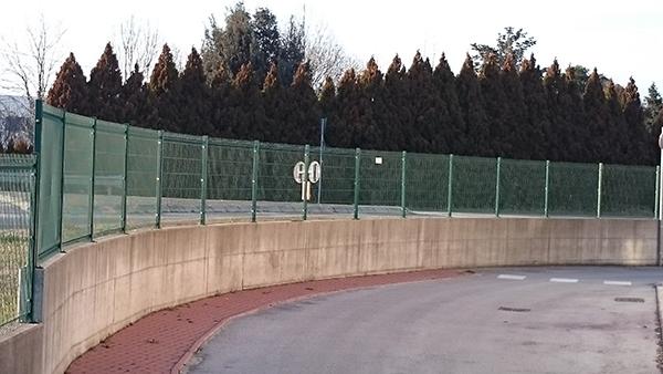 Recinzione a pannelli modulari in rete elettrosaldata e plasticata