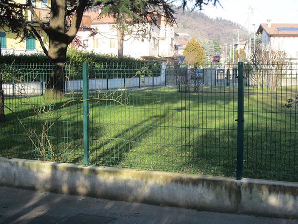 Recinzione a pannelli modulari in rete elettrosaldata e plasticata