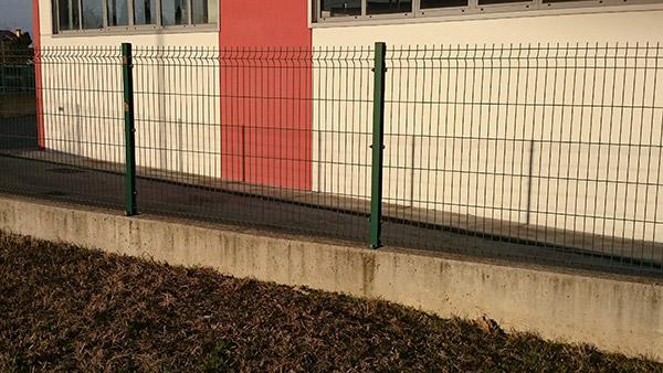 Recinzione a pannelli modulari in rete elettrosaldata e plasticata