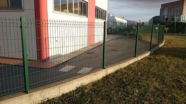 Recinzione a pannelli modulari in rete elettrosaldata e plasticata