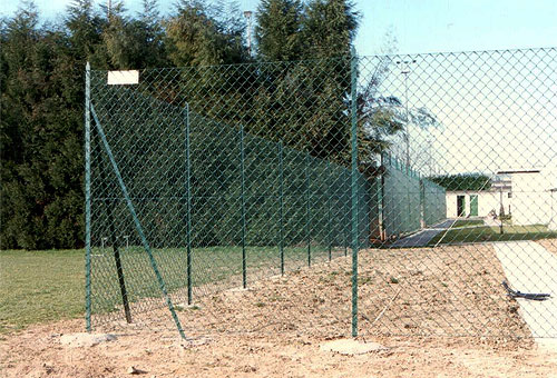 Recinzioni in rete metallica su plinto