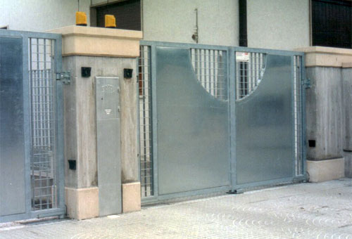 Cancello in lamiera lavorata