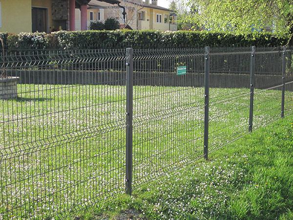 Recinzione a pannelli modulari in rete elettrosaldata