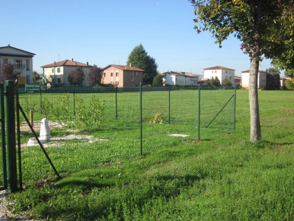 Recinzioni in rete metallica su plinto