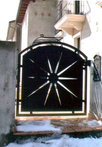 Cancello in lamiera lavorata