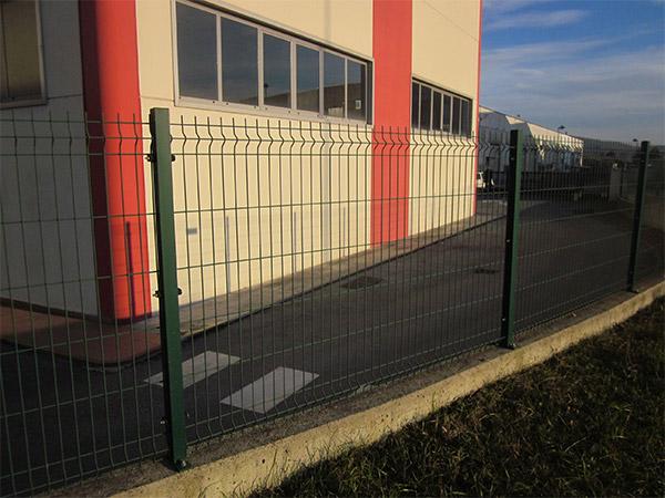 Recinzione a pannelli modulari in rete elettrosaldata e plasticata