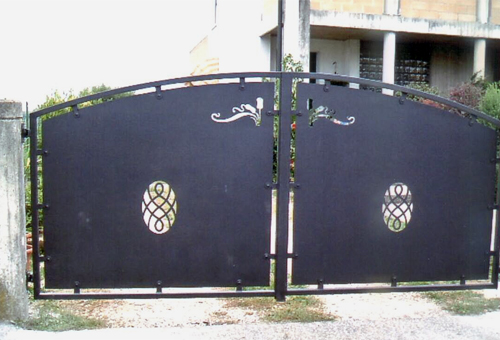 Cancello in lamiera lavorata