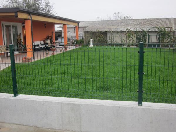 Recinzione a pannelli modulari in rete elettrosaldata e plasticata